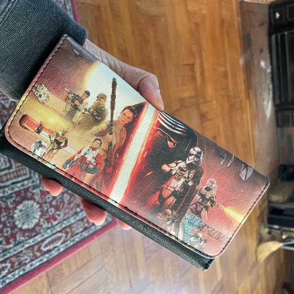 Star Wars Disney Park Limited Edition Trifold Wallet - Picture 1 of 7